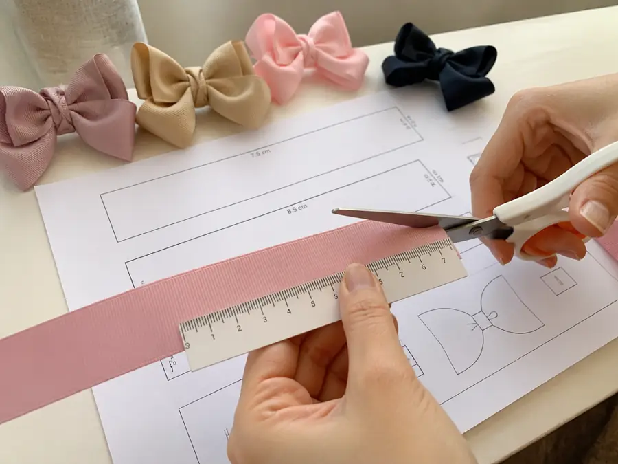 Measuring and cutting ribbon on the template